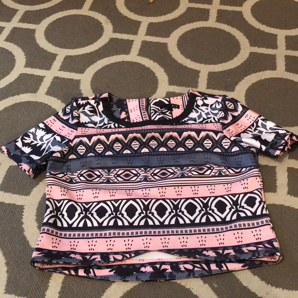 i’m selling a cute blouse that has only been wore once